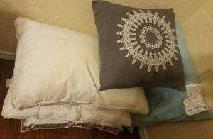 lot 615 image: LOT OF ASSORTED PILLOWS