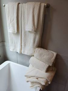 lot 76 image: 7 Threshold Bath Towels & 2 Hand Towels
