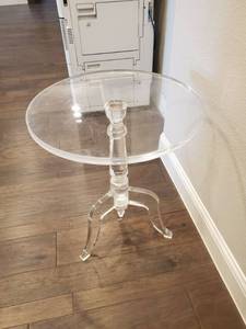 lot 92 image: Small Round Clear Acrylic Table with Pedestal Base