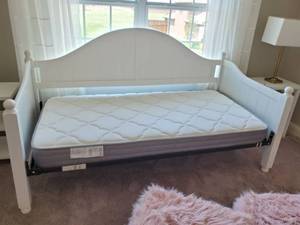 lot 111 image: White Day Bed