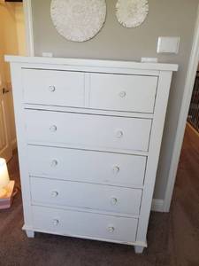 lot 114 image: Jofran Chesapeake 5-Drawer Dresser