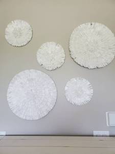 lot 115 image: White Round Flower-Like Wall Decor
