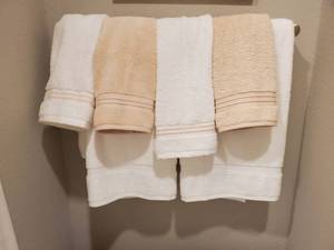 lot 122 image: Fieldcrest Pink & White Towels