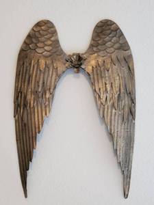 lot 129 image: Metal Angel Wings Wall Decor