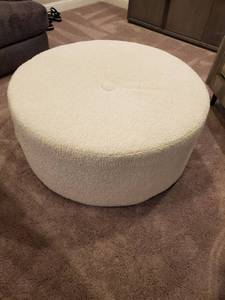 lot 153 image: Cream Round Plush Ottoman by Seminole Furniture