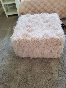 lot 107 image: Plush Square Pink Pouf