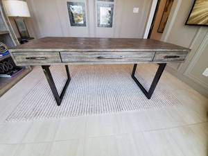 lot 2 image: Hooker Furniture Home Office Curata Leg Desk