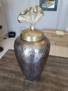 lot 15 image: Trisha Yearwood Luxe Large Vase with Ginkgo Lid
