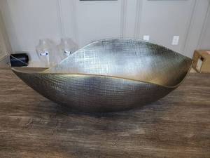 lot 17 image: Metal Textured Bowl