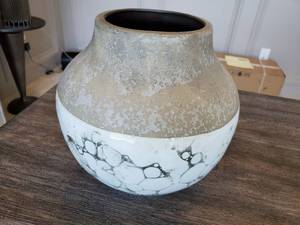 lot 8 image: Ceramic Vase