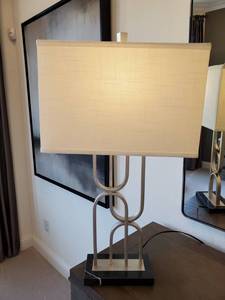 lot 83 image: Darielle Table Lamp by Ashley Furniture