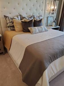 lot 110 image: King Bedding with 9 Throw Pillows