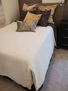 lot 111 image: Full Size Bedding with 6 Throw Pillows