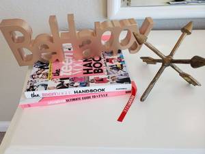 lot 130 image: Metal Crossing Arrow Sculpture, Be Happy with 2 Books