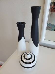 lot 131 image: Black & White Decor
