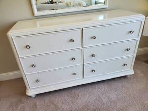lot 134 image: White 6-Drawer Dresser by Liberty Furniture