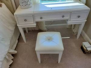 lot 138 image: White Desk with Stool by Liberty Furniture