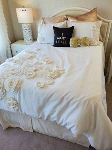 lot 141 image: Full Size Bedding with 6 Throw Pillows & Bed Skirt