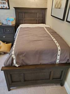lot 149 image: Dark Wood Panel Twin Bed