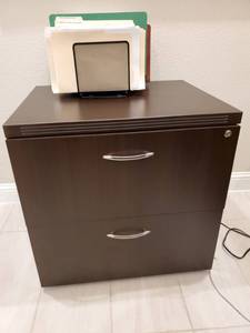 lot 213 image: 2-Drawer File Cabinet