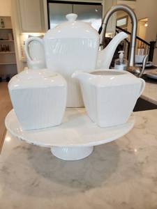 lot 229 image: Roschers Fine Porcelain Cake Stand & Tea Service