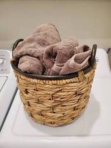 lot 251 image: Sonoma Bath Towels with Baset
