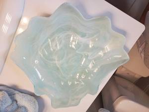 lot 19 image: Aqua Glass Shell Shaped Dish