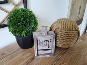 lot 25 image: Group of Decor