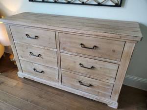 lot 27 image: Rachel Ray Home 6-Drawer Dresser