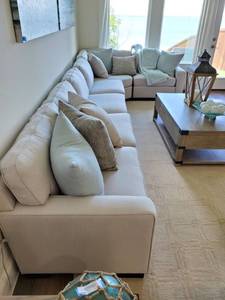 lot 59 image: Cream Colored 6-Piece Sectional with 7 Throw Pillows & Aqua Throw