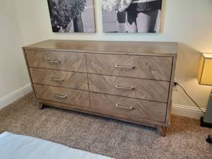 lot 69 image: 6-Drawer Dresser
