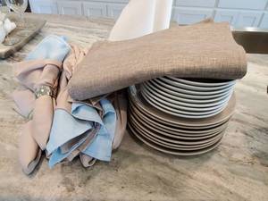 lot 14 image: Grouping of Dinnerware