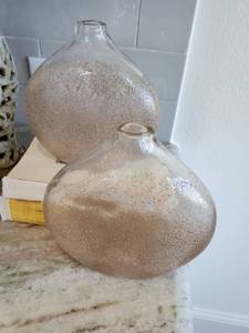 lot 164 image: Pair of Textured Glass Vases & Books for Decor
