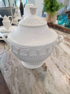 lot 178 image: Soup Tureen by Butlers Pantry by Lenox with Ladle