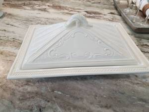 lot 179 image: Lidded Serving Dish by Butlers Pantry by Lenox