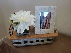 lot 119 image: Group of Decor