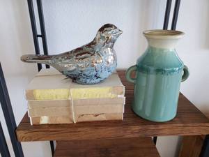 lot 136 image: Decor Items