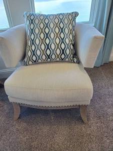 lot 124 image: Coaster Accent Chair in White Chenille with Throw Pillow