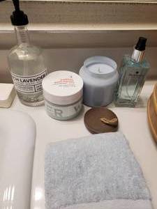 lot 110 image: Grouping of Bath Accessories