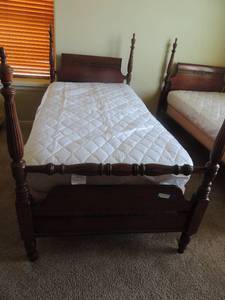 lot 3 image: VINTAGE MAHOGANY  TALL POSTER BED   TWIN SIZE  - SET OF 2
