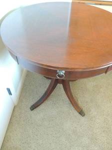 lot 11 image: Duncan Phyfe style Oval side tables with single drawer, cabriole legs and brass claw feet 28x29 great condition. Set of 2