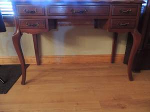 lot 32 image: Cherry Permacraft 5 drawer desk 30x44x19 Light brown with scalloped front edge