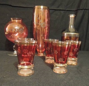 lot 69 image: Bohemian Red & 22K gold banded liquor bottledecanter (9) with 5 matching shot glasses x5,  2 PINK VASES (10 12 & 9 12H)