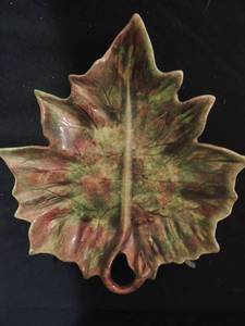lot 99 image: Jameson majolica green plate in leaf form 13x11