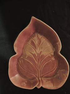 lot 100 image: Calatina mauve pottery dish in leaf form. 10x8