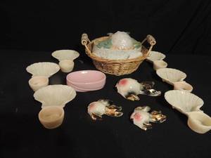 lot 102 image: Basket with unwrapped loofa, fish dcor, shell soap holder & more