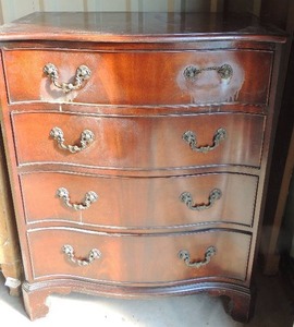 lot 115 image: CHEST OF DRAWERS w  4 drawers. Serpentine front. Metal shell motif handles. 32x26x15 very nice
