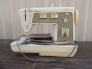 lot 131 image: Singer sewing machine with pedal control- dusty