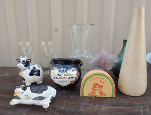 lot 133 image: Assorted knick knacks- bathroom cow dcor, flower vase, champagne flutes and more