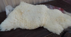 lot 134 image: REAL Flokati sheepskin rug 40x28